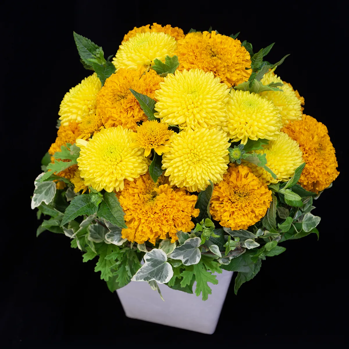 季節の瑞々しい花を贅沢に使った、開店祝いや記念日にぴったりの明るく華やかなフラワーギフト